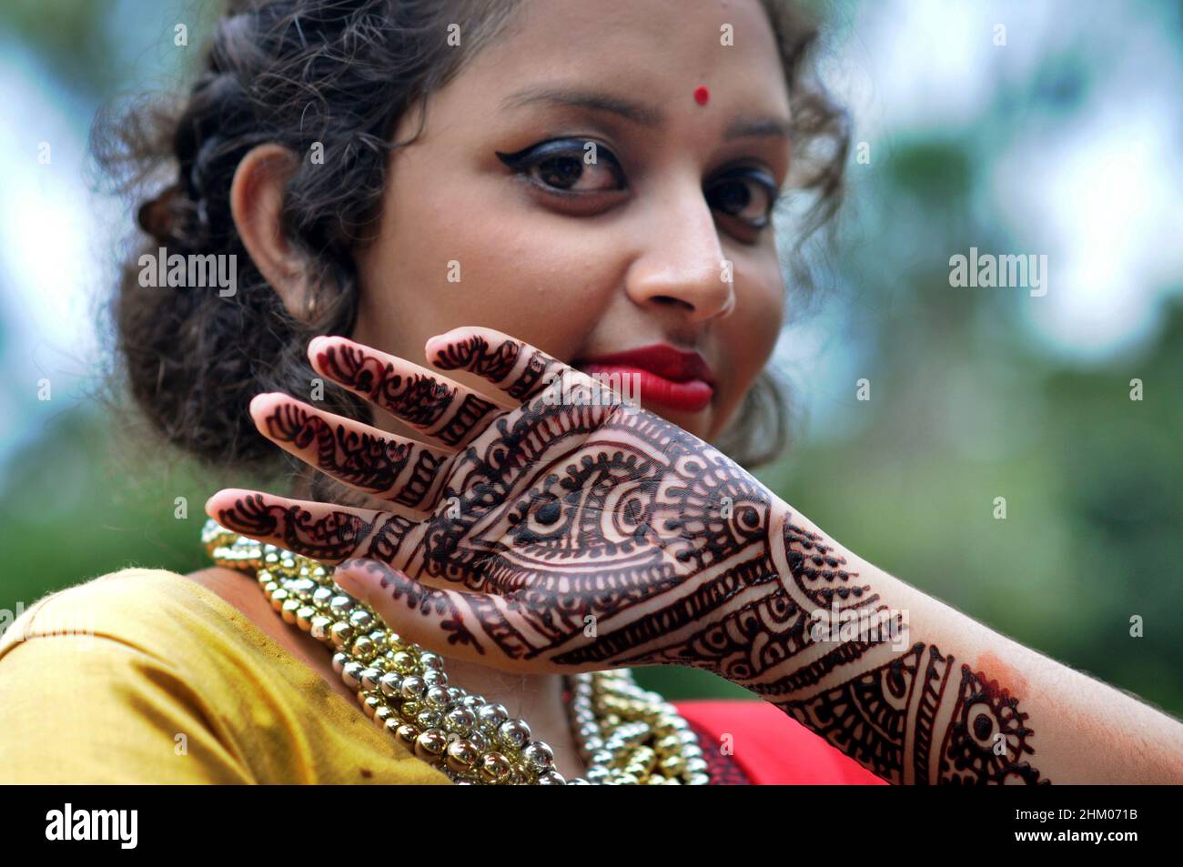 Dhaka, Bangladesh - le 11 juin 2016 : les filles bangladaises arts sa main avec Henna lors du festival Eid sur le campus universitaire de Dhaka, Dhaka, Bangladesh. Banque D'Images