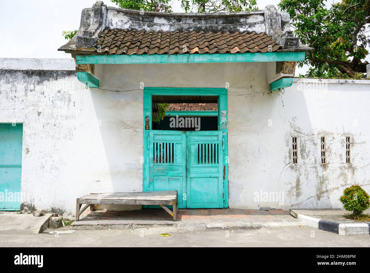 L'architecture de la porte d'entrée d'une clôture ou d'une maison chinoise typique. Banque D'Images