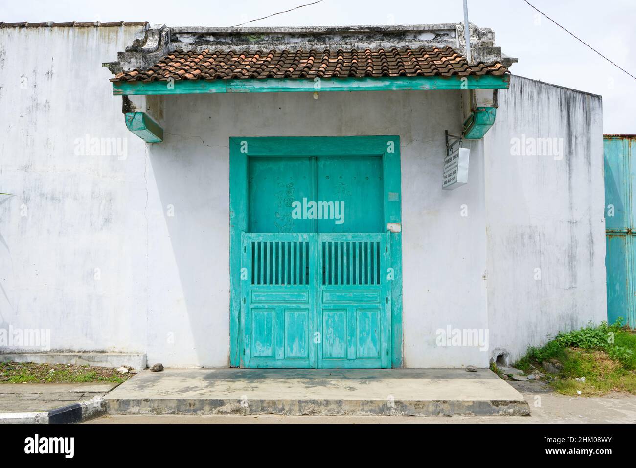 L'architecture de la porte d'entrée d'une clôture ou d'une maison chinoise typique. Banque D'Images