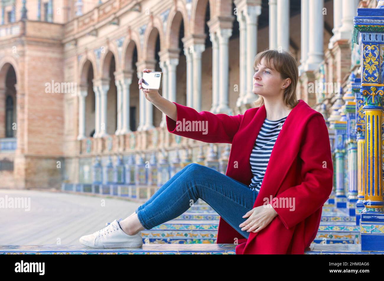 femme blonde touriste prenant un selfie sur la plaza de españa à séville Banque D'Images