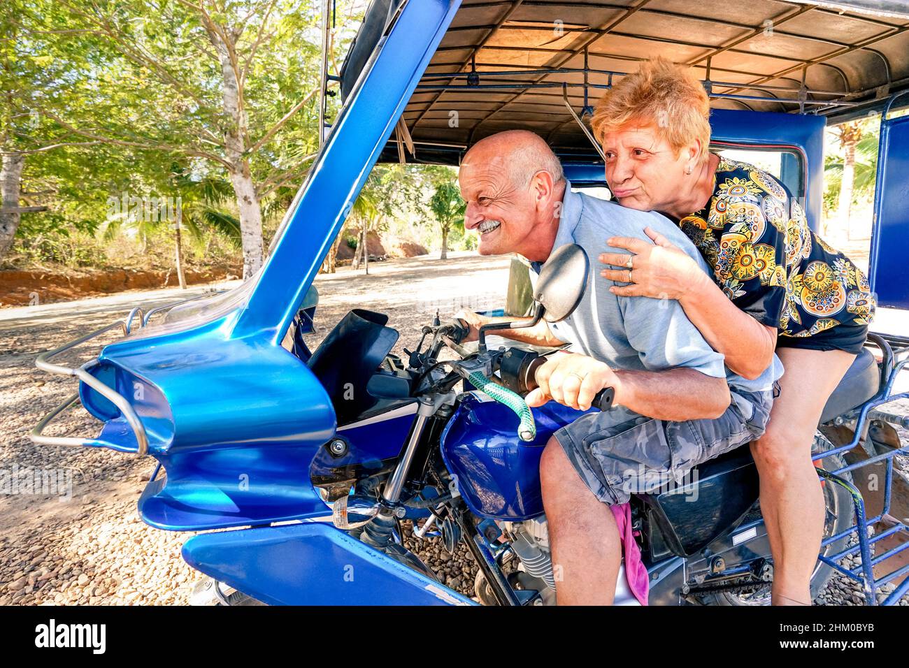 Couple senior heureux s'amuser avec tricycle aux Philippines Voyage - concept de personnes âgées actives joueuses pendant la retraite - vie quotidienne joie avec Banque D'Images