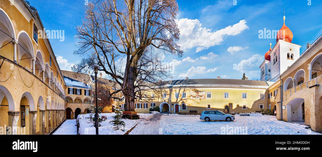 Abbaye de Millstatt près de Millstätter See (lac Millstatt).La cour à arcades du monastère.Carinthie, Autriche Banque D'Images