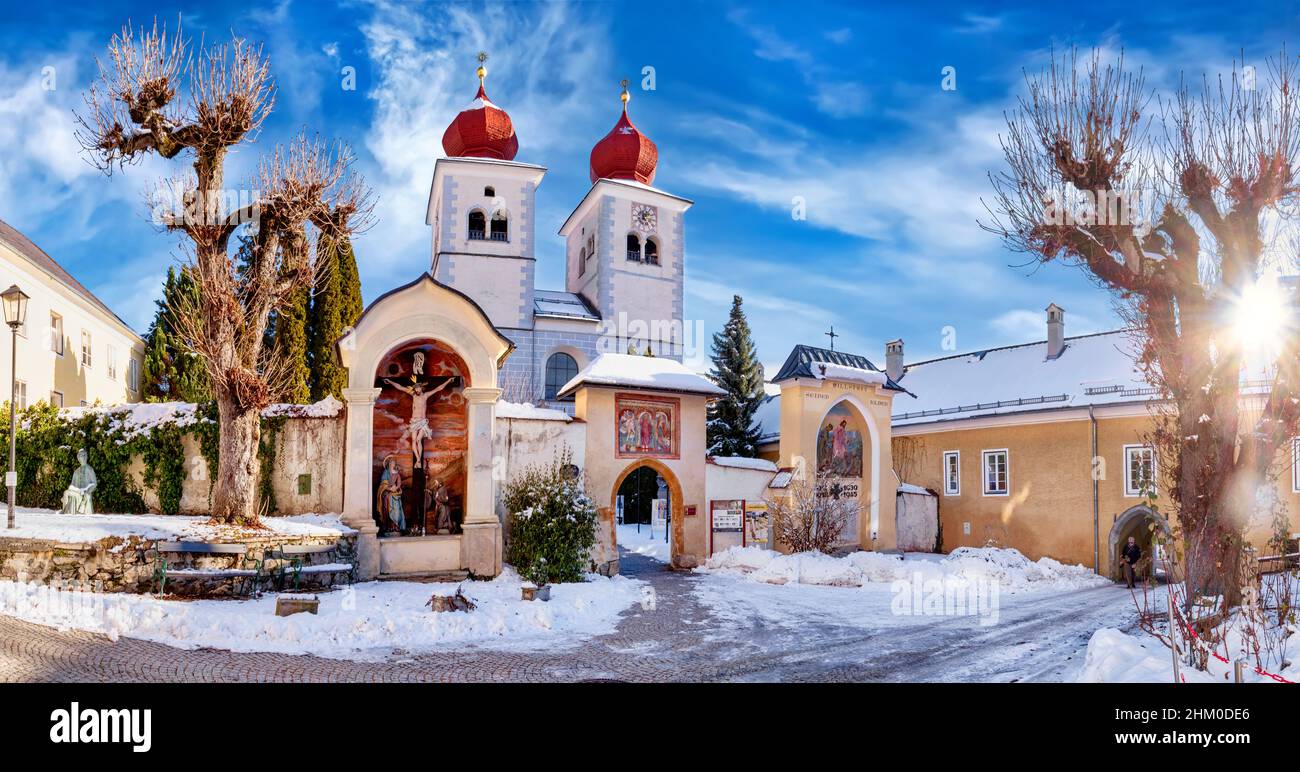 Abbaye de Millstatt près de Millstätter See (lac Millstatt) .Portail du chantier naval et bâtiment ouest de l'église Saint-Salvator et de tous les Saints.Carinthie, A Banque D'Images
