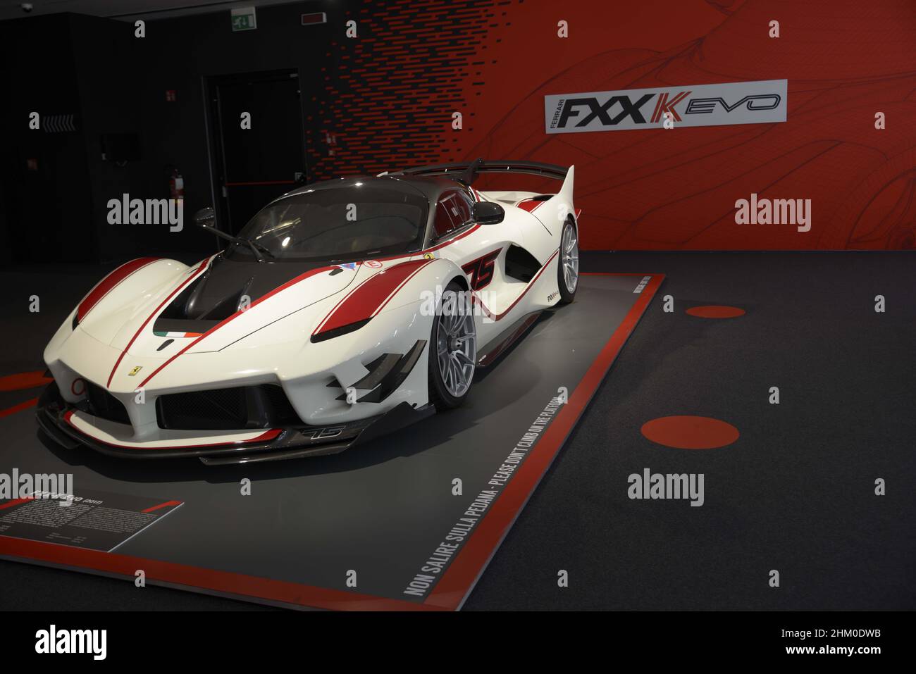 Modène, Italie.5th févr. 2022.Museo Casa Enzo Ferrari (également connu sous le nom de Museo Enzo Ferrari) est un musée de Modène qui se concentre sur la vie et le travail d'Enzo Ferrari, le fondateur de la marque de voitures de sport Ferrari.Le complexe du musée comprend deux bâtiments séparés, une ancienne maison et un atelier appartenant au père d'Enzo Ferrari, et un nouveau bâtiment conçu par la pratique architecturale future Systems.Le nouveau bâtiment de 6 000 mètres carrés (65 000 pieds carrés) abrite, dans une grande galerie, une exposition permanente présentant certaines des automobiles Ferrari les plus remarquables, y compris les voitures rares du 1950s, Banque D'Images