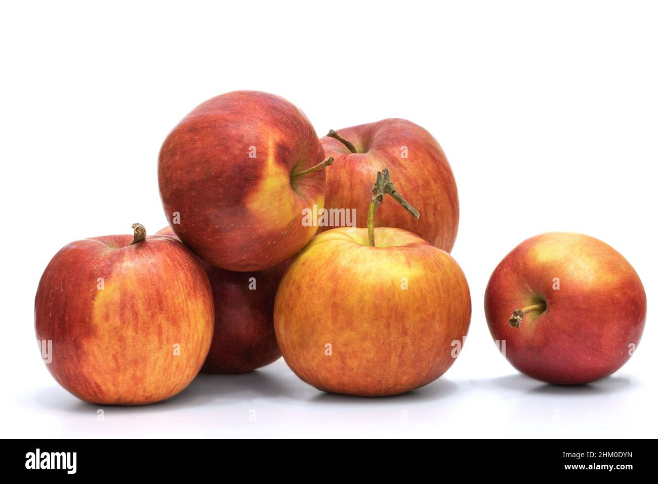 Image de pommes rouges mûres sur fond blanc Banque D'Images