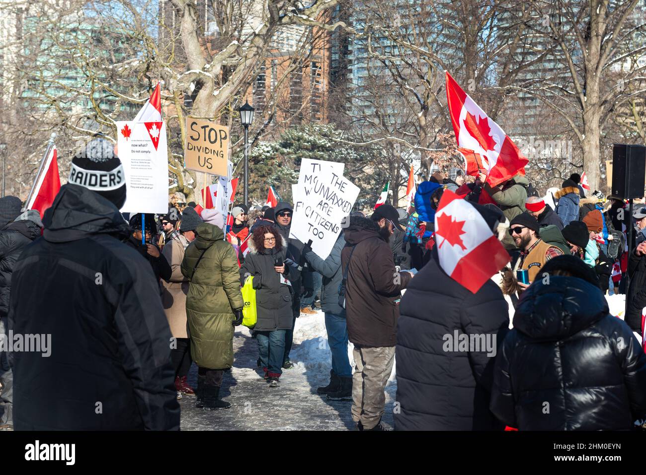 Toronto, ON, Canada – le 05 février 2022 : des manifestants se réunissent pour protester contre les mandats et les restrictions de Covid-19 en matière de vaccins dans le centre-ville de Toronto. Banque D'Images