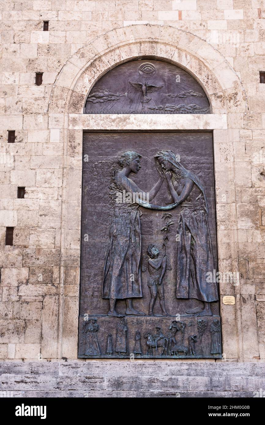 Portail arrière de la cathédrale de Teramo avec bas reliefs Banque D'Images