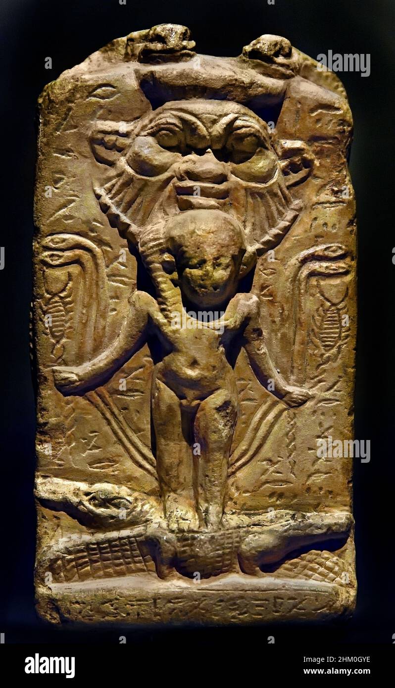 Stèle magique d'Horus sur les crocodiles, Pierre / calcaire, 14,5 x 7,2 x 5 cm, 722–30 av. J.-C., période tardive - période ptoléméenne, Égypte (Museo Egizio di Torino Italie) le bébé Horus est souvent photographié sur les stèles en traculant deux crocodiles et en tenant des animaux dangereux dans ses mains. Banque D'Images