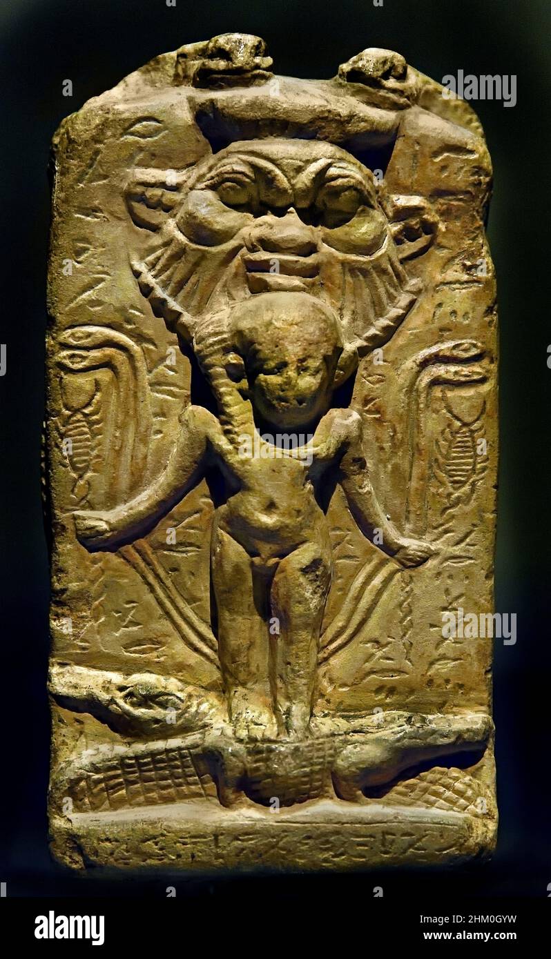 Stèle magique d'Horus sur les crocodiles, Pierre / calcaire, 14,5 x 7,2 x 5 cm, 722–30 av. J.-C., période tardive - période ptoléméenne, Égypte (Museo Egizio di Torino Italie) le bébé Horus est souvent photographié sur les stèles en traculant deux crocodiles et en tenant des animaux dangereux dans ses mains. Banque D'Images