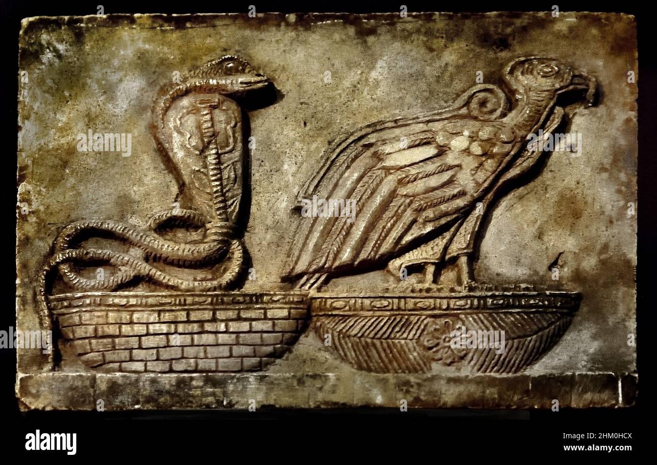 Modèle de sculpteur hiéroglyphe du titre royal « les deux Dames » (la déesse Cobra Uadjet et la déesse vautour Nekhbet), Pierre / calcaire, 8 x 10 x 1,7 cm, 332–30 av. J.-C., période ptoléméenne, Égypte (Museo Egizio di Torino Italie) Banque D'Images