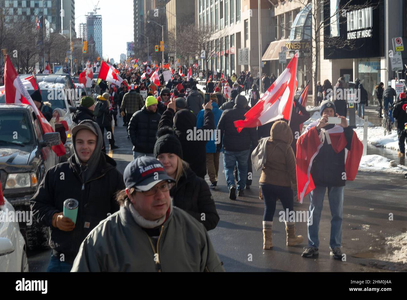 Toronto, ON, Canada – le 05 février 2022 : des manifestants se réunissent pour protester contre les mandats et les restrictions de Covid-19 en matière de vaccins dans le centre-ville de Toronto. Banque D'Images