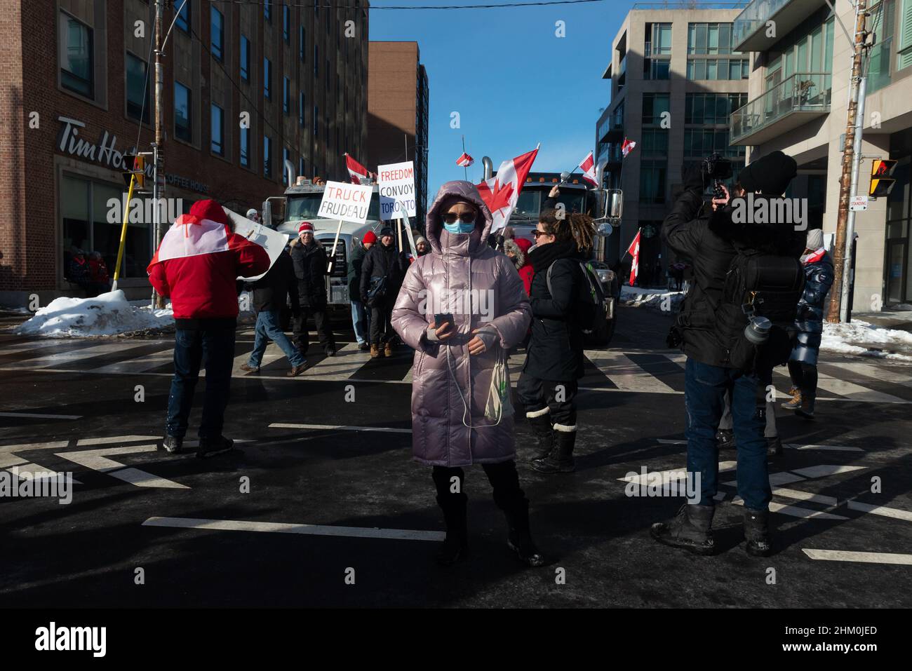 Toronto, ON, Canada – le 05 février 2022 : des manifestants se réunissent pour protester contre les mandats et les restrictions de Covid-19 en matière de vaccins dans le centre-ville de Toronto. Banque D'Images