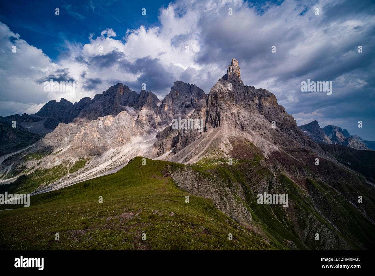 Sommets et rocailles du groupe Pala, Cimon della Pala, l'un des principaux sommets, se tenant debout, vu du dessus du col Rolle. Banque D'Images