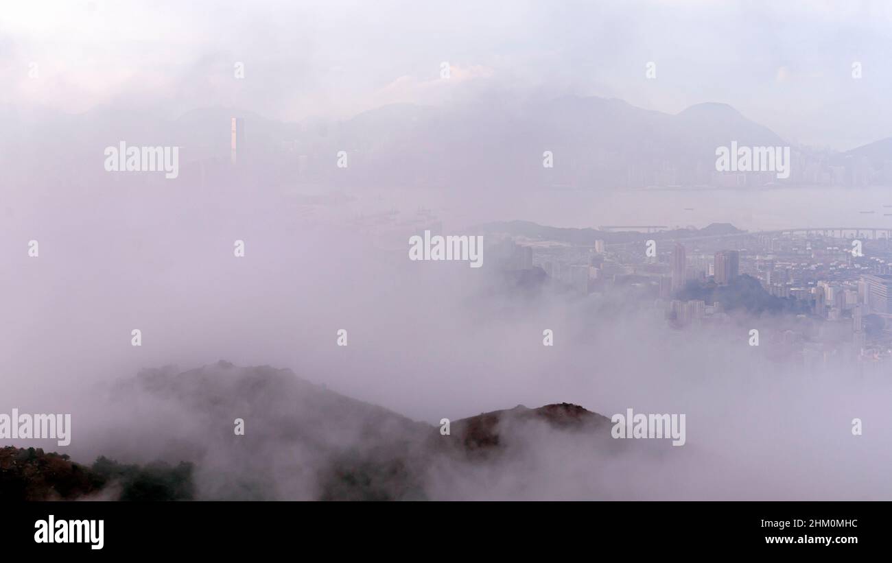 Lever du soleil avec une mer ​​of ​​clouds dans Tai Mo Shan, la plus haute montagne de Hong Kong Banque D'Images