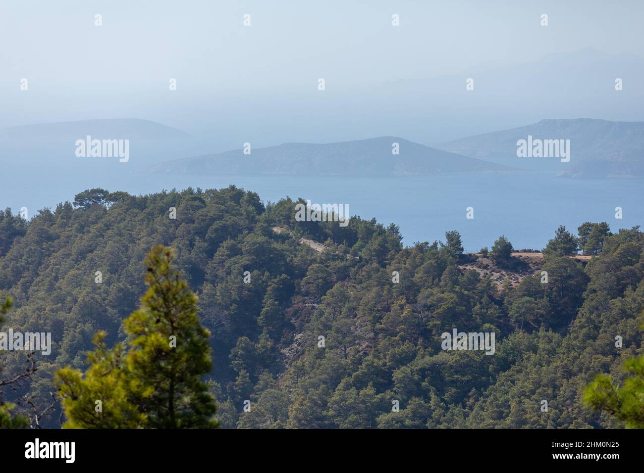 Paysage marin avec des arrière-plans à plusieurs niveaux qui s'éloignent au loin. Silhouettes de montagnes dans la mer Banque D'Images