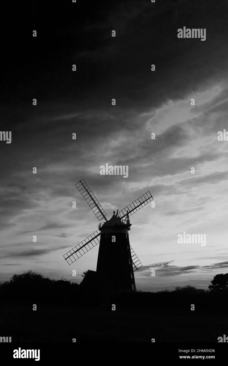 Coucher de soleil sur le moulin à vent Burnham Overy Staithe, village Burnham Overy Staithe, côte nord de Norfolk, Angleterre, Royaume-Uni Banque D'Images