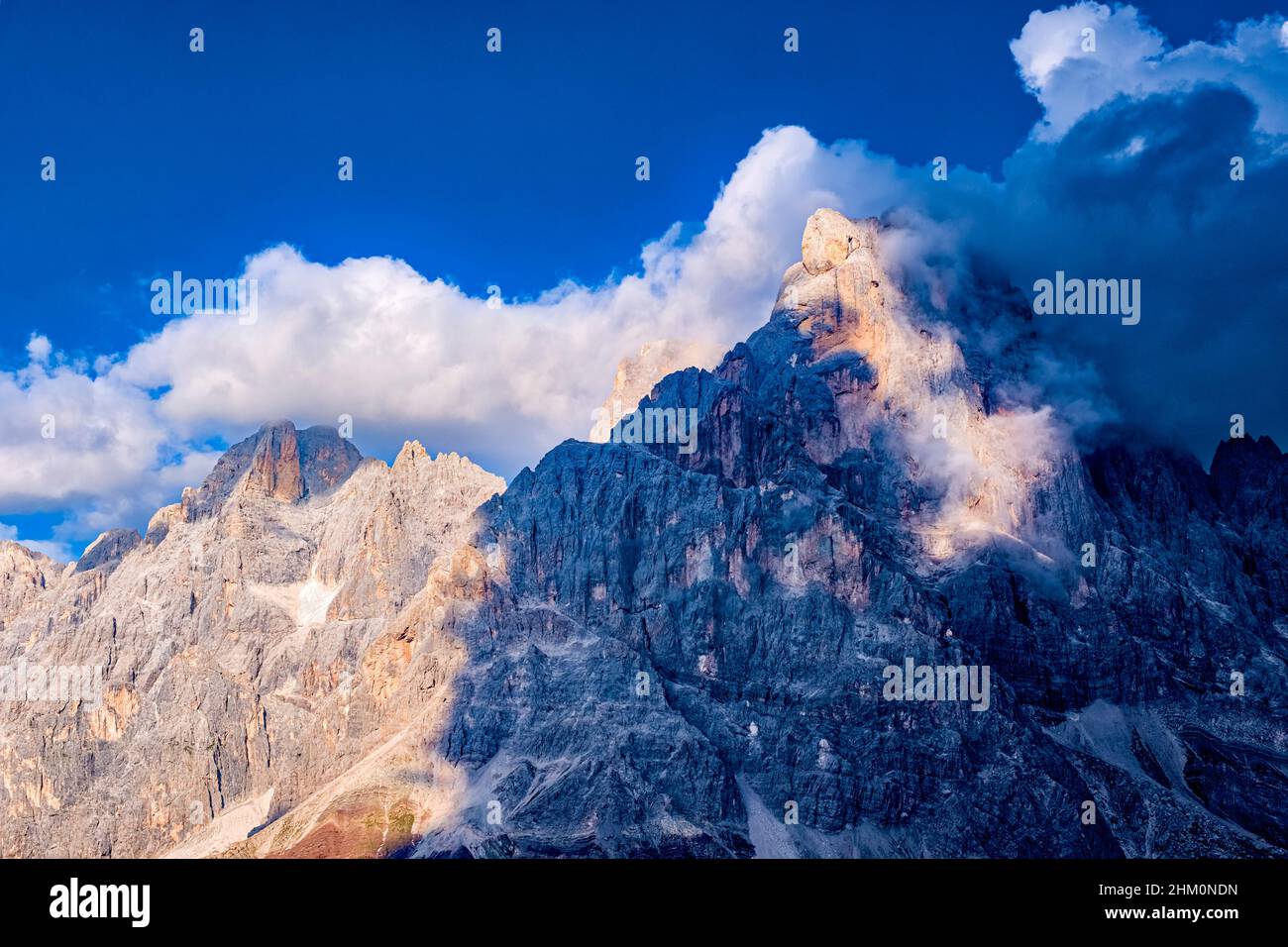 Cimon della Pala, Cima di Vezzana et Cima dei Bureloni (de droite), trois des principaux sommets du groupe Pala, couverts de nuages. Banque D'Images