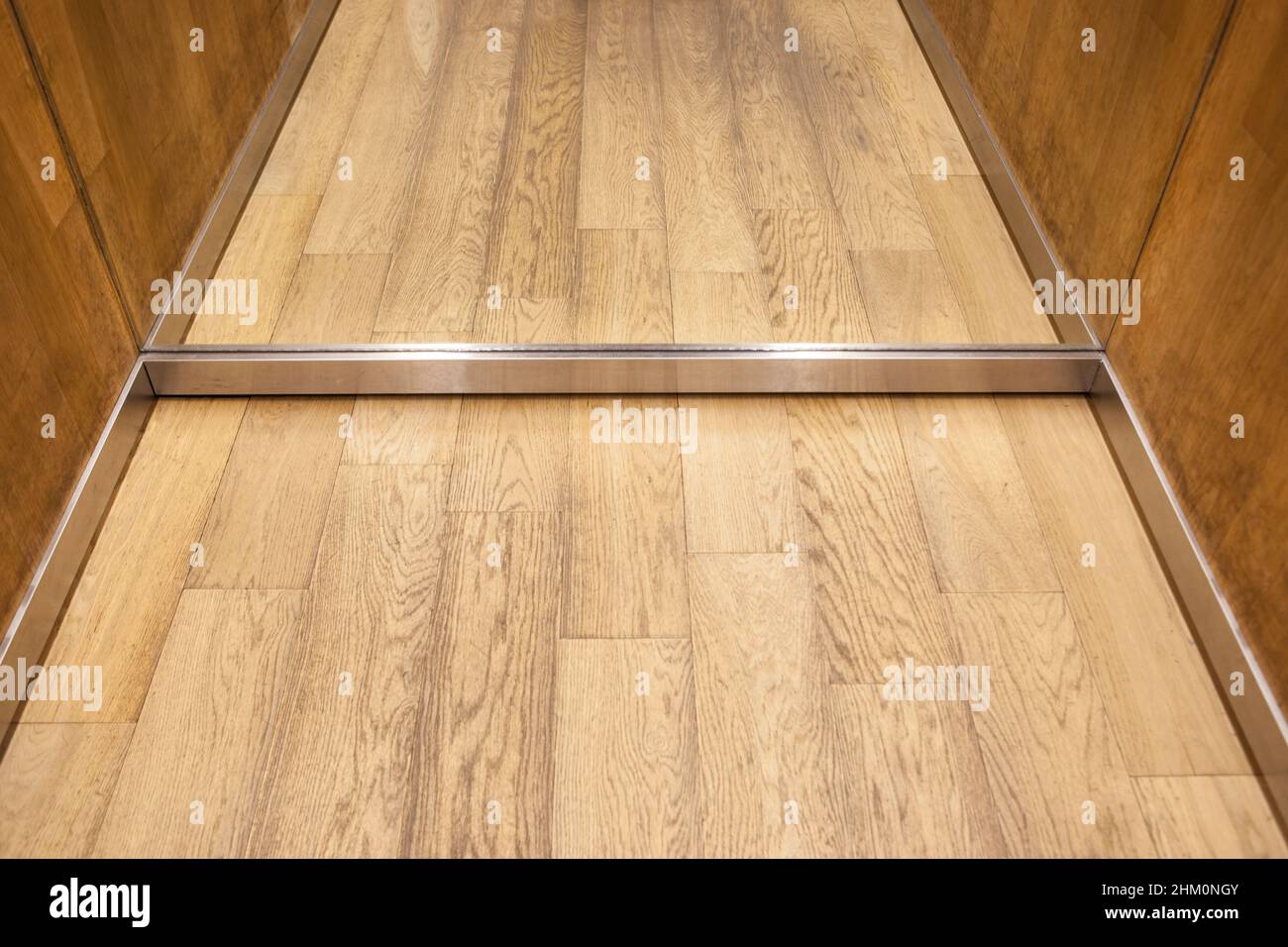 Madrid, Espagne - 24 février 2017 : ascenseur intérieur en bois du Musée archéologique national.Espace intérieur Banque D'Images