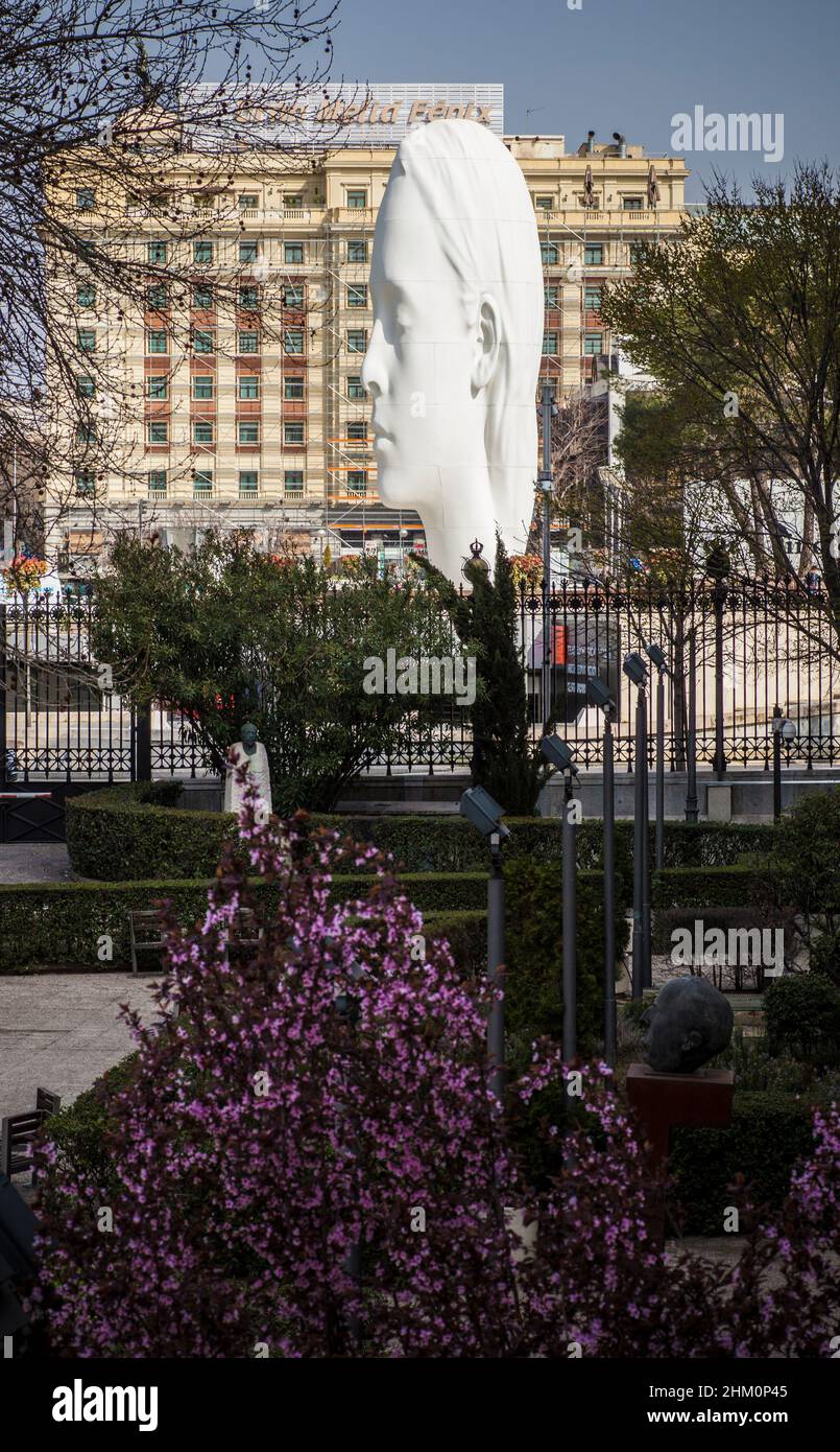 Madrid, Espagne - 6th mars 2021 : sculpture de 12 mètres de Jaume Plensa sur la place Colon au-dessus du centre d'art Fernan Gomez, Madrid, Espagne Banque D'Images