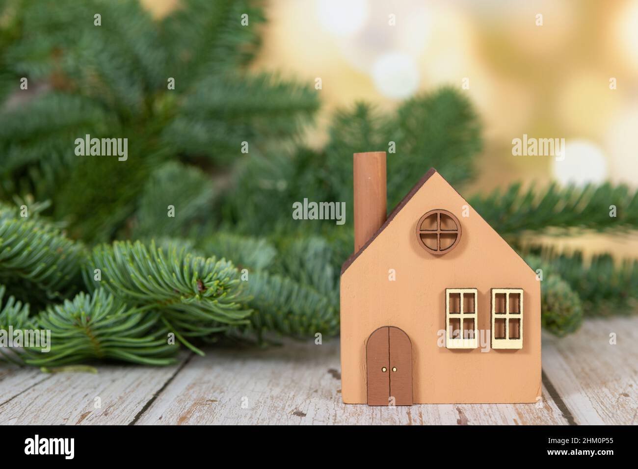 Un modèle d'une maison en bois écologique sur un fond d'hiver.Le concept d'achat d'une maison de campagne, hypothèque immobilière Banque D'Images