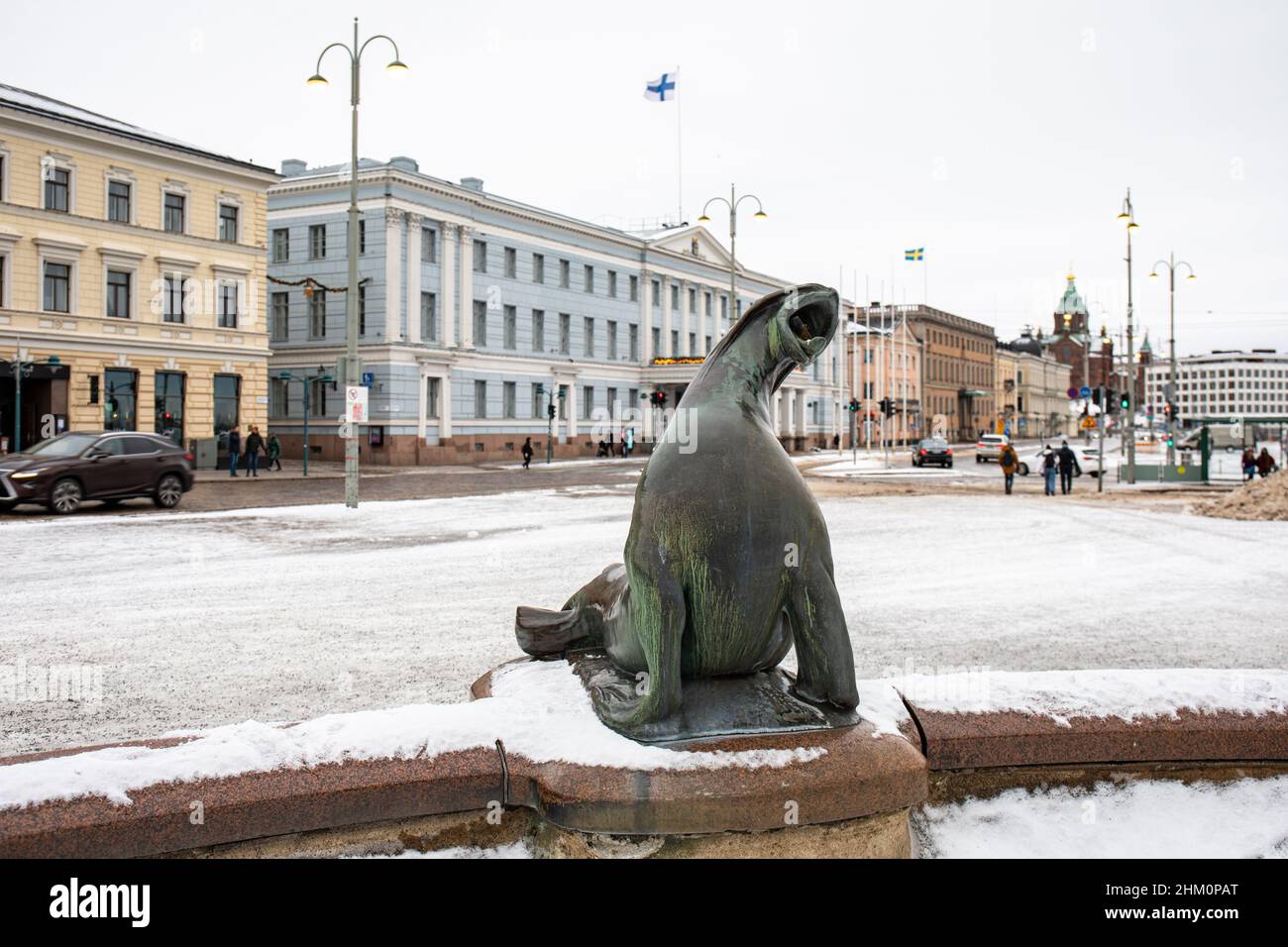 Sea lion, une partie de la sculpture Havis Amanda, avec l'hôtel de ville d'Helsinki en arrière-plan, à Helsinki, en Finlande Banque D'Images