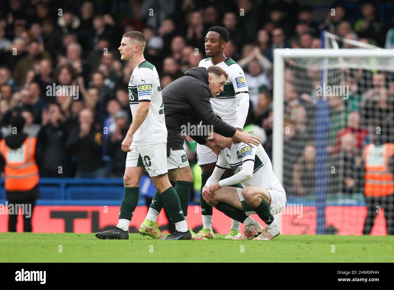 Londres, Royaume-Uni.06th févr. 2022.Steven Schumacher, directeur de Plymouth Argyle, a fait des commentaires avec le penalty raker manquant Ryan Hardie de Plymouth Argyle lors du match rond de la FA Cup 4th entre Chelsea et Plymouth Argyle à Stamford Bridge, Londres, Angleterre, le 5 février 2022.Photo de Ken Sparks.Utilisation éditoriale uniquement, licence requise pour une utilisation commerciale.Aucune utilisation dans les Paris, les jeux ou les publications d'un seul club/ligue/joueur.Crédit : UK Sports pics Ltd/Alay Live News Banque D'Images