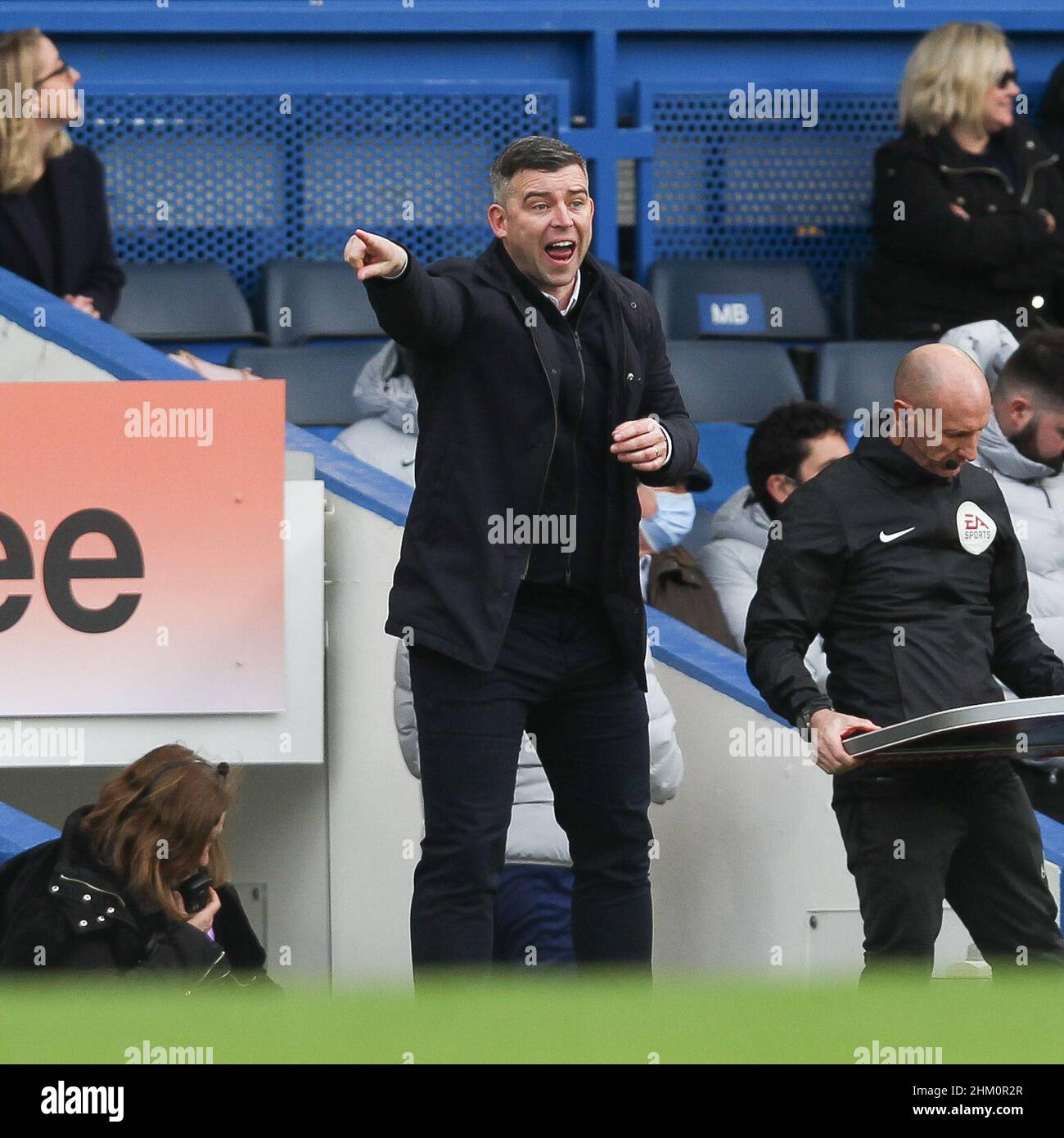 Londres, Royaume-Uni.06th févr. 2022.Steven Schumacher, directeur de Plymouth Argyle, tente de motiver ses joueurs lors du match rond de la FA Cup 4th entre Chelsea et Plymouth Argyle à Stamford Bridge, Londres, Angleterre, le 5 février 2022.Photo de Ken Sparks.Utilisation éditoriale uniquement, licence requise pour une utilisation commerciale.Aucune utilisation dans les Paris, les jeux ou les publications d'un seul club/ligue/joueur.Crédit : UK Sports pics Ltd/Alay Live News Banque D'Images