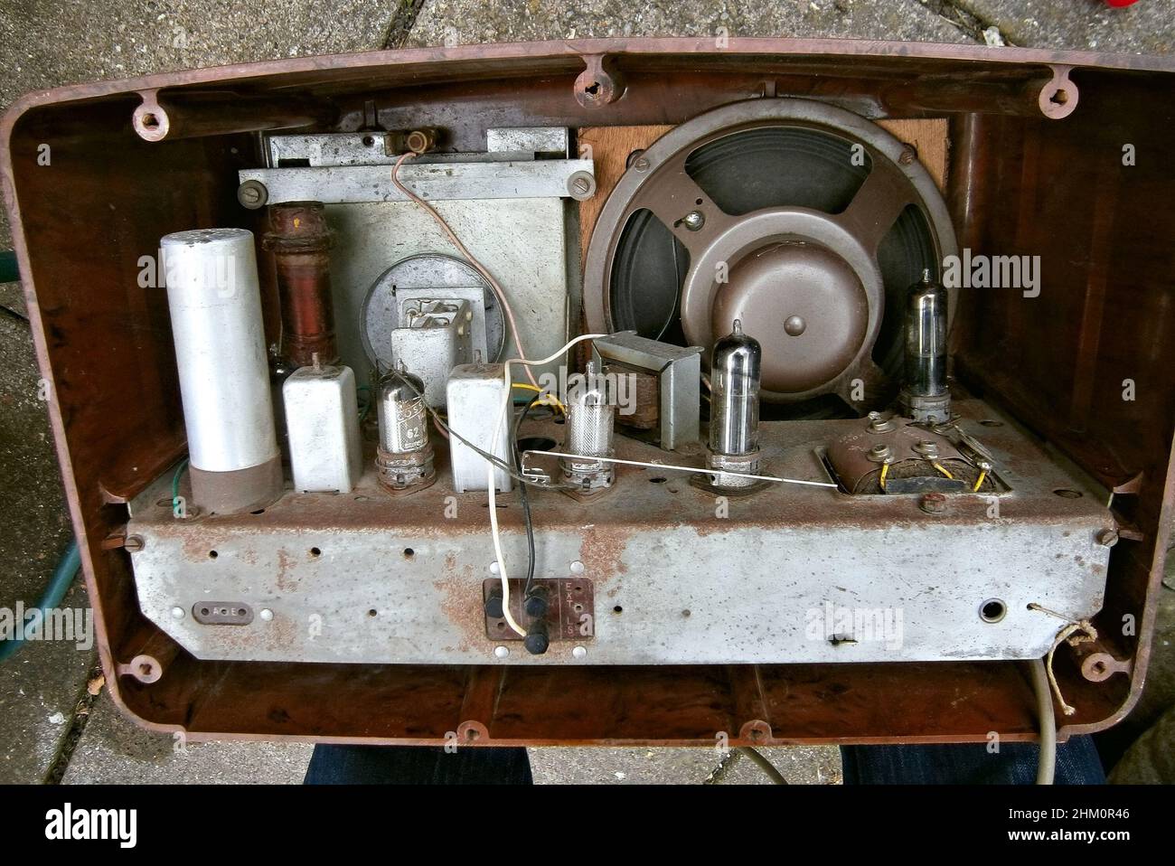 À l'intérieur d'une radio COSSOR Melody Maker 1949 vintage avec haut-parleur, vannes et autres composants électriques Banque D'Images