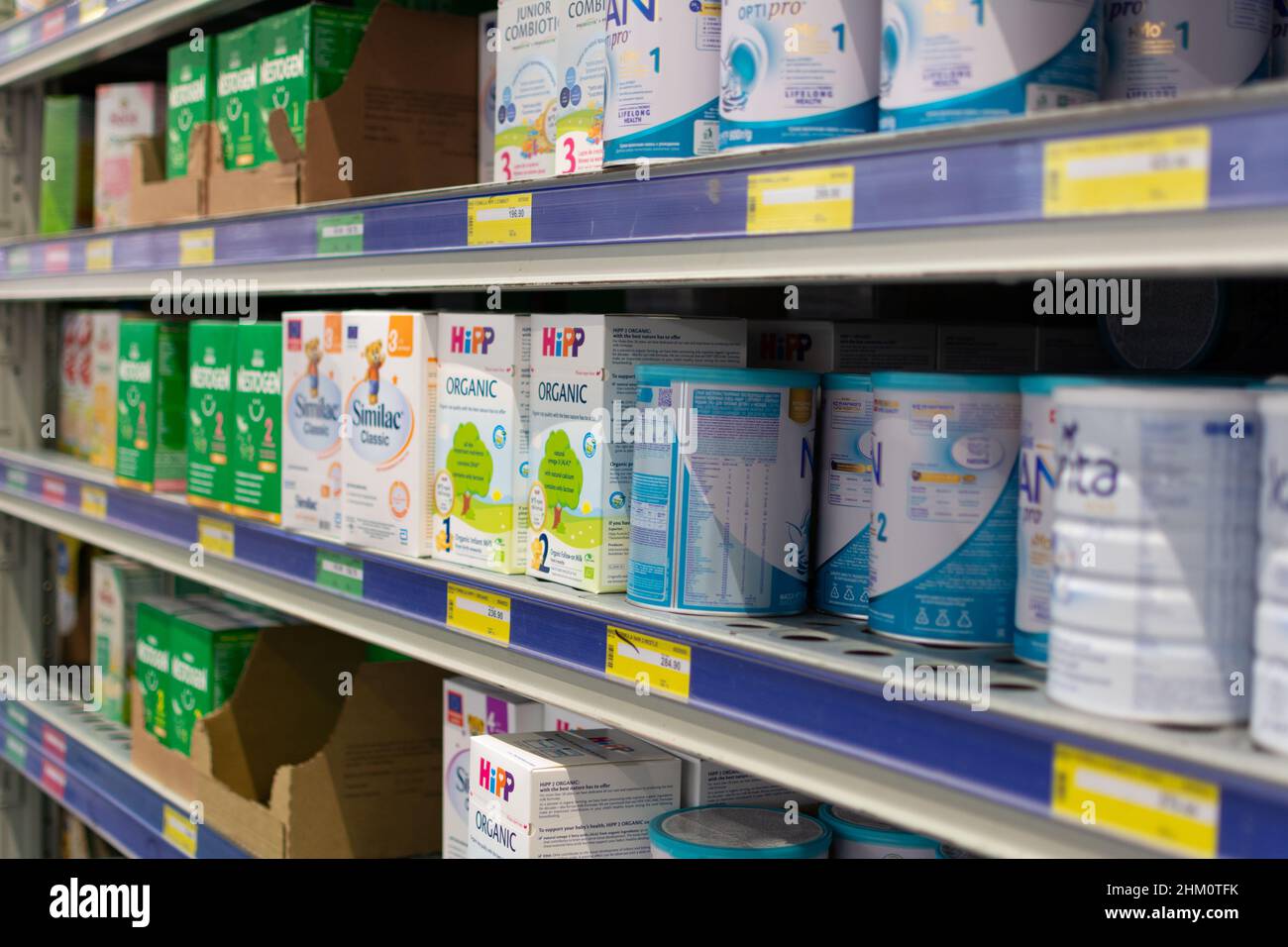 Chisinau, Moldova - 23 janvier 2022 : étagère avec formules lactées pour les enfants de différentes marques.Les préparations pour bébés sont visibles sur les tablettes du magasin Banque D'Images