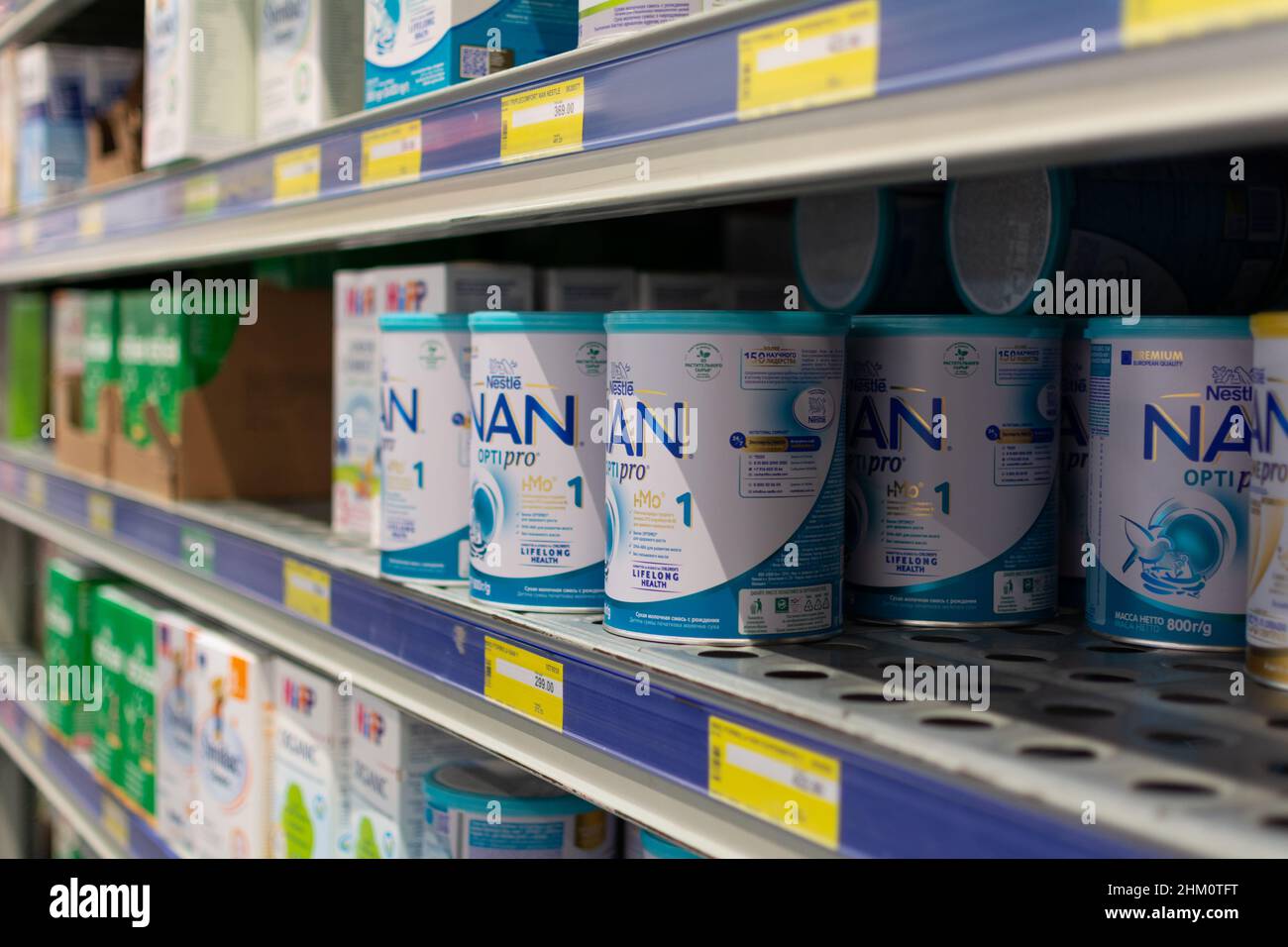 Chisinau, Moldova - 23 janvier 2022 : étagère avec formules lactées pour les enfants de différentes marques.Les préparations pour bébés sont visibles sur les tablettes du magasin Banque D'Images