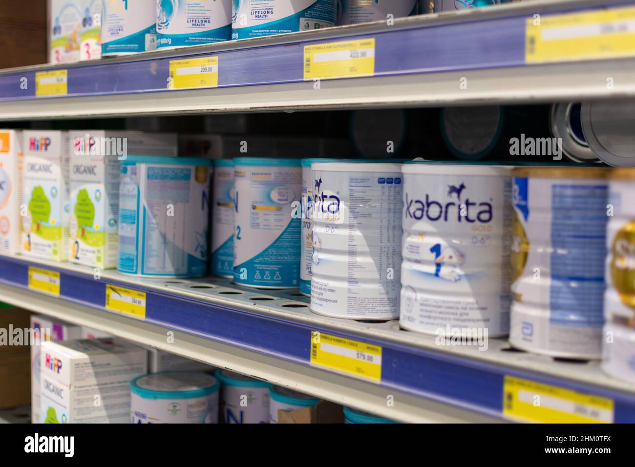 Chisinau, Moldova - 23 janvier 2022 : étagère avec formules lactées pour les enfants de différentes marques.Les préparations pour bébés sont visibles sur les tablettes du magasin Banque D'Images