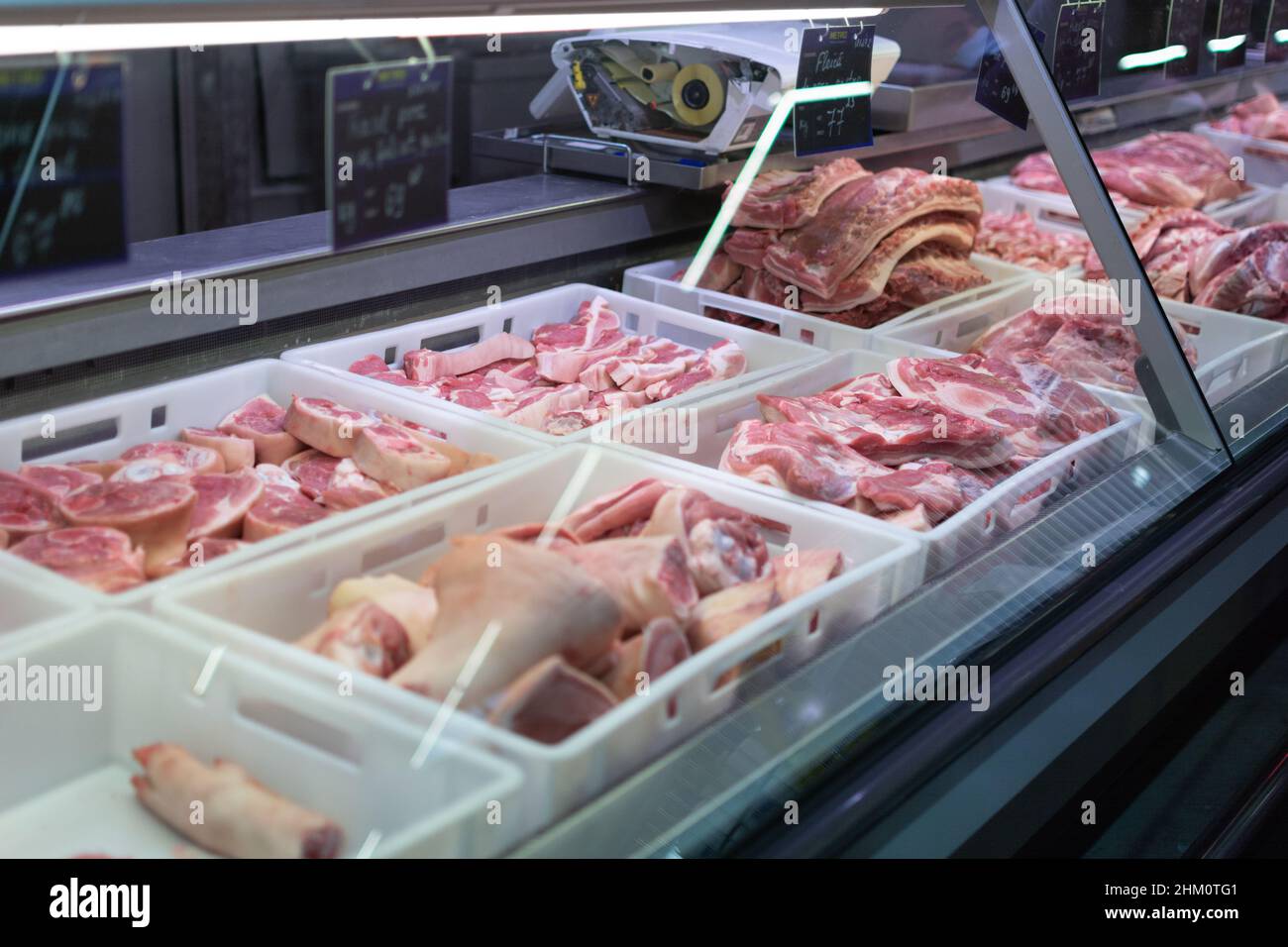 Chisinau, Moldova - 23 janvier 2022 : vitrine réfrigérée contenant de la viande fraîche dans un supermarché.Viande fraîche dans Metro Cash Carry. Banque D'Images