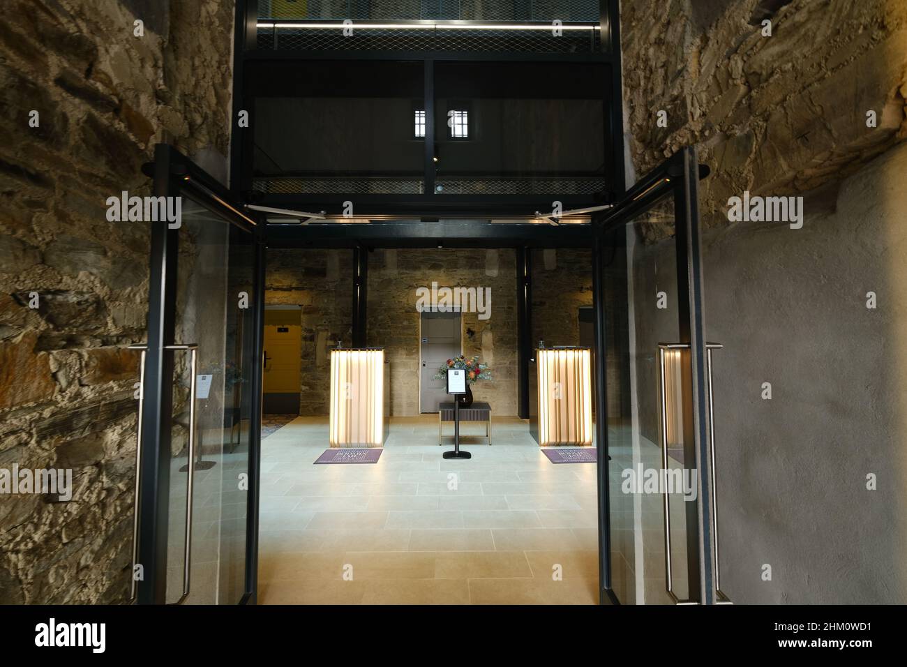 La réception et le hall d'entrée de l'hôtel Bodmin Jail à Cornwall Banque D'Images