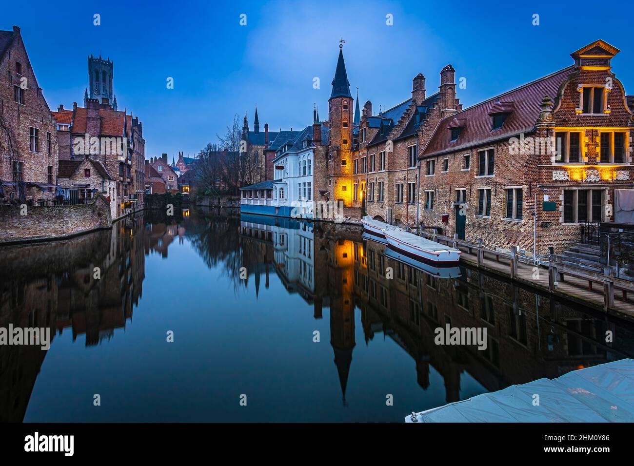 Lever du soleil sur Rozenhoedkaai, le quartier le plus célèbre de la vieille ville historique de Bruges.Photo prise le 25th janvier 2022 à Bruges, provinces de l'Ouest Banque D'Images