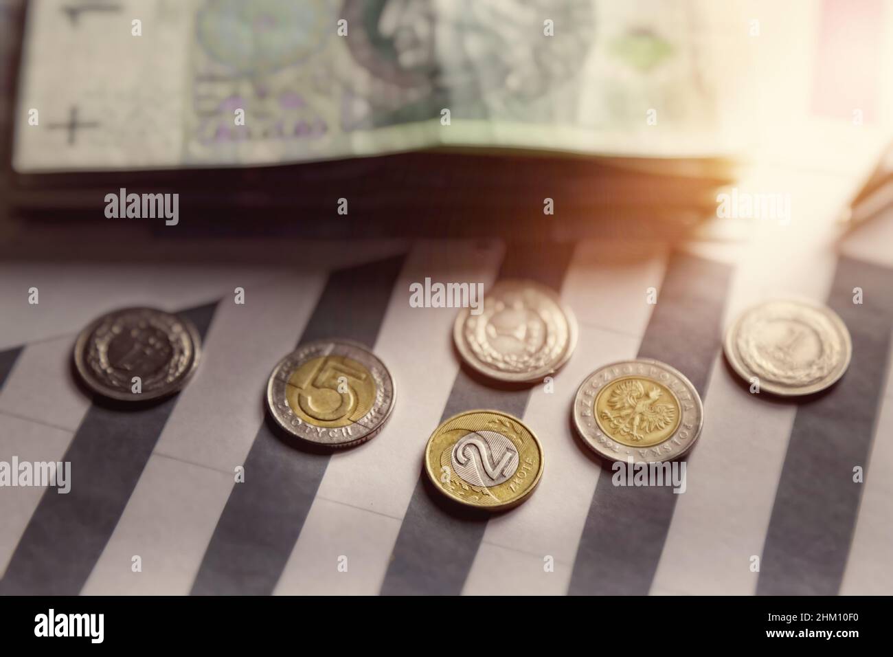Monnaie polonaise sur les graphiques et analyses imprimés Banque D'Images