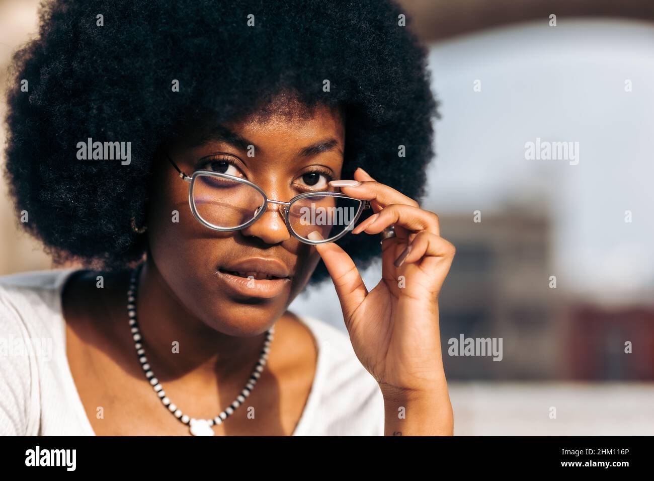 Portrait d'une femme adolescente noire portant des lunettes.Gros plan Banque D'Images