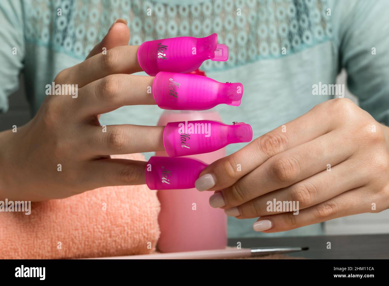 Retirer l'ancien vernis à gel à l'aide de pinces à ongles.La fille fait sa propre manucure.Beauté, hygiène, procédure.Pinces à ongles, soins personnels à domicile.Vieille manucure Banque D'Images