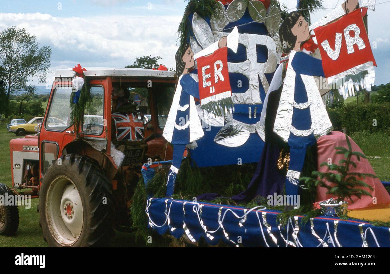 1977, historique, à l'arrière d'un tracteur, un défilé décoré flottant célébrant son majesté la reine Elizabeth II jubilé d'argent, Angleterre, Royaume-Uni. Banque D'Images