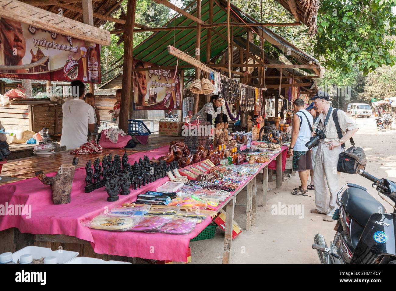 Phnom Kulen, Cambodge - février 2013 : les touristes choisissent des cadeaux et des souvenirs dans un marché de rue près des attractions locales du parc national de Phnom Kulen Banque D'Images