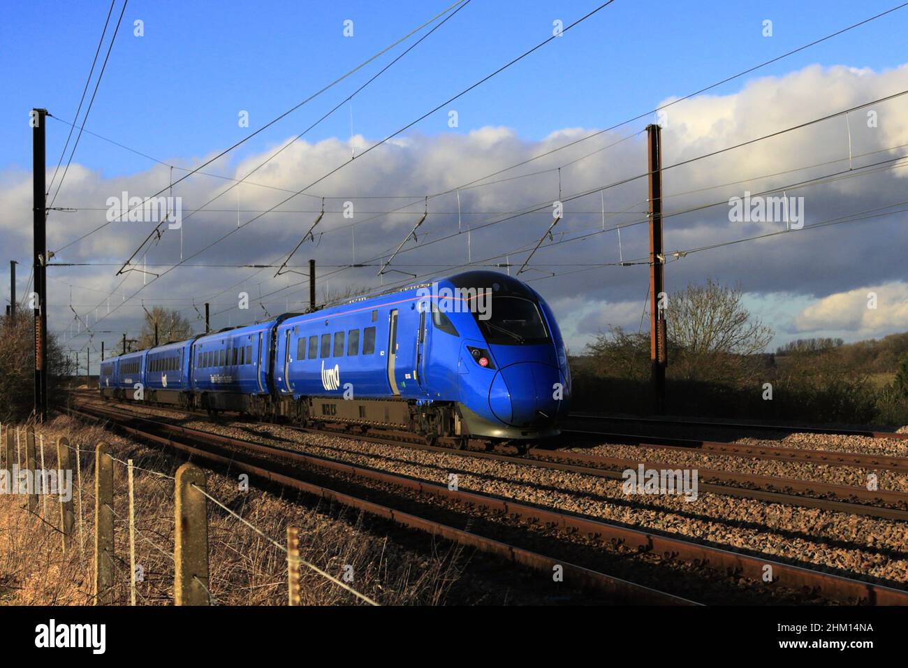 LUMO trains 803004 train, East Coast main Line près de Peterborough City, Cambridgeshire, Angleterre, Royaume-Uni Banque D'Images