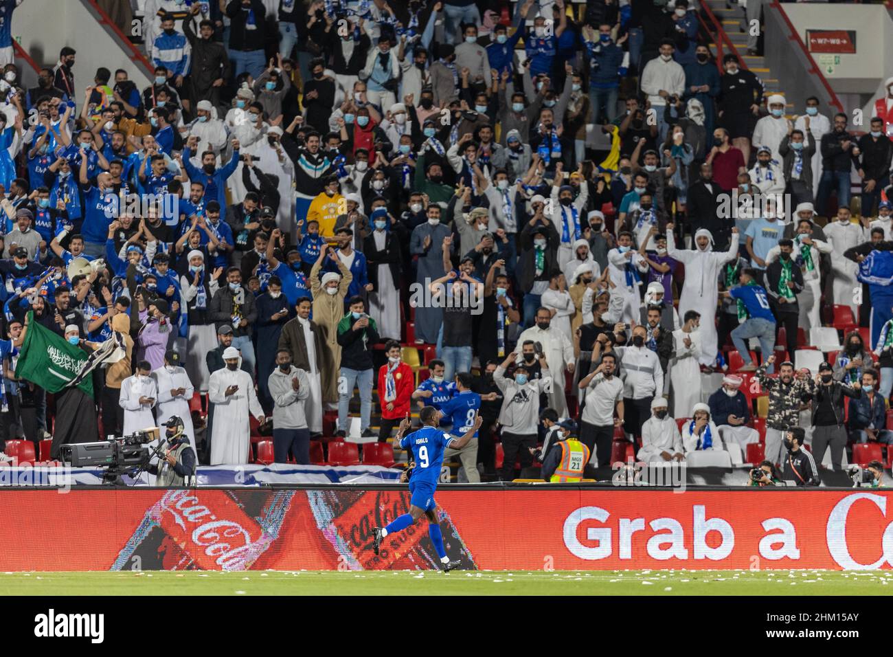 Emirats Arabes Unis, Abu Dhabi - 06 février 2022 - Odion Ighalo, d'Al-Hilal, célèbre son but lors du match de quart de finale de la coupe du monde du club de la FIFA entre Al-Hilal et Al-Jazira au stade Mohammed Bin Zayed, Abu Dhabi, Émirats Arabes Unis, 06/02/2022.Photo par Ayman Kamel/SSSI crédit: Sebo47/Alamy Live News Banque D'Images