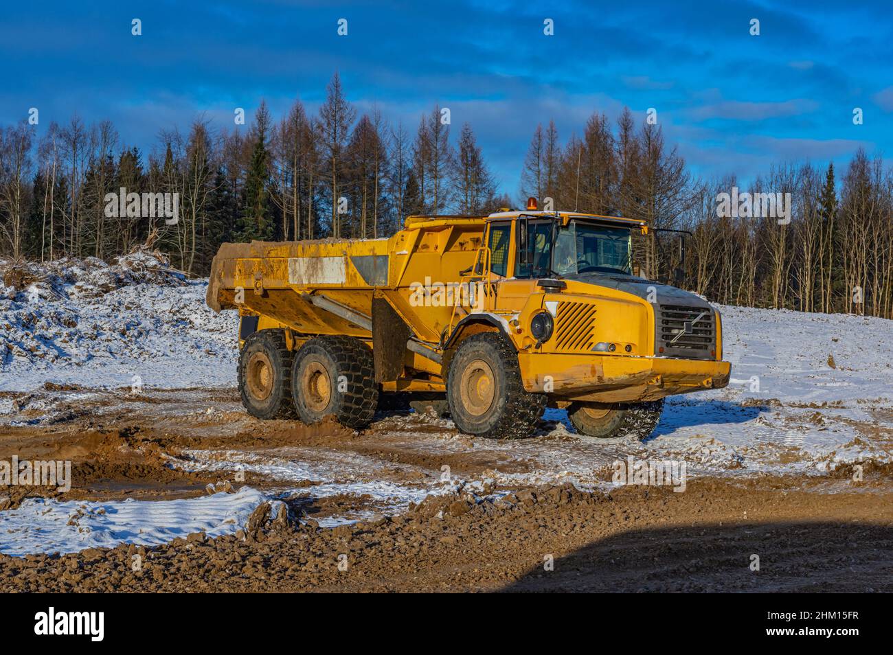 Grand tombereau articulé sur le chantier dans la neige Banque D'Images