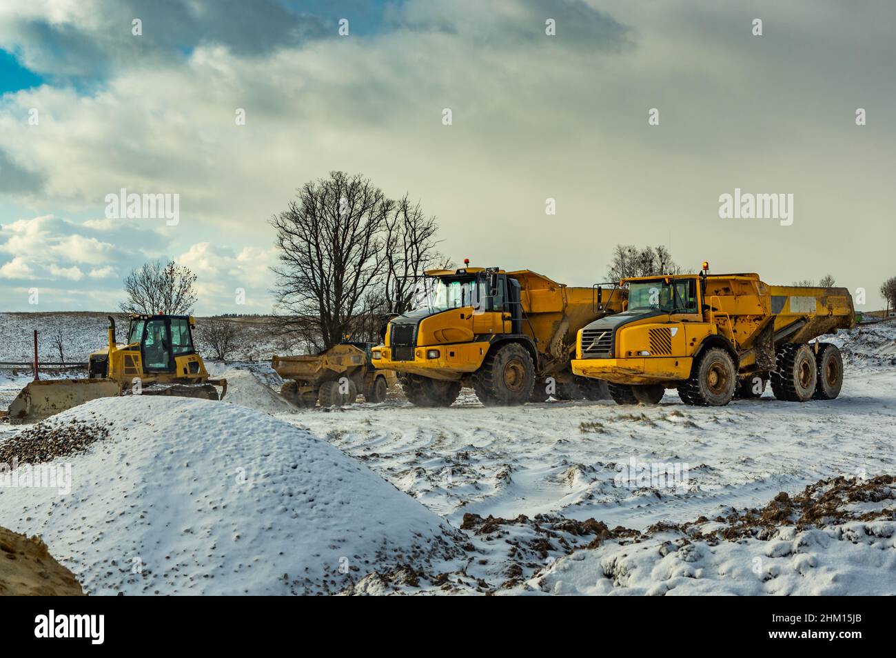 Deux tombereaux articulés sur le chantier en hiver, dans la neige Banque D'Images