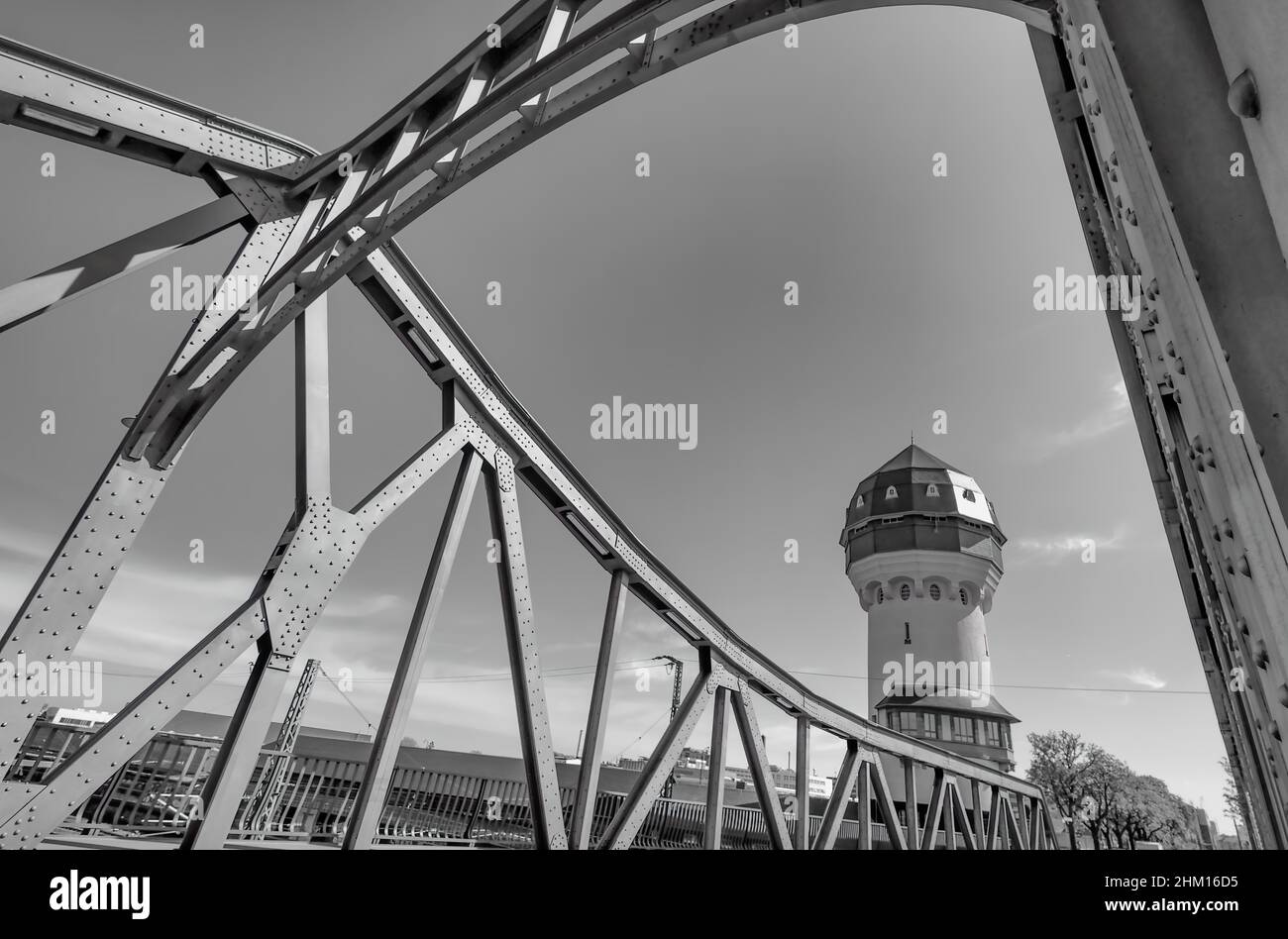 Pont en acier avec tour d'eau en noir et blanc Banque D'Images