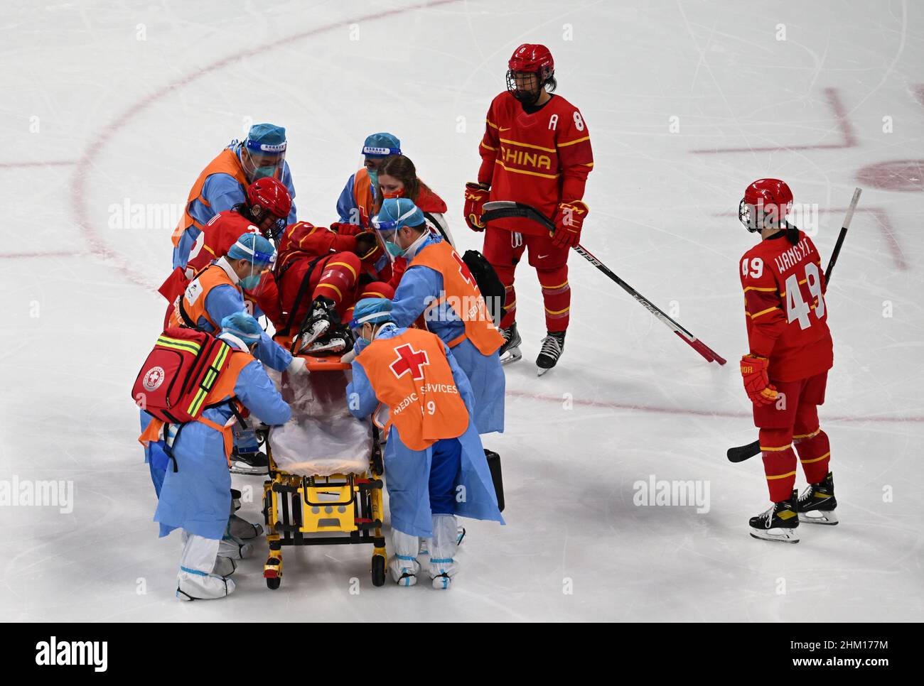 Pékin, Chine.6th févr. 2022.Zhang Mengiing of China est porté par des travailleurs médicaux lors du match de hockey sur glace de groupe B entre la Chine et le Japon au centre sportif Wukesong à Beijing, capitale de la Chine, le 6 février 2022.Credit: Li GA/Xinhua/Alay Live News Banque D'Images