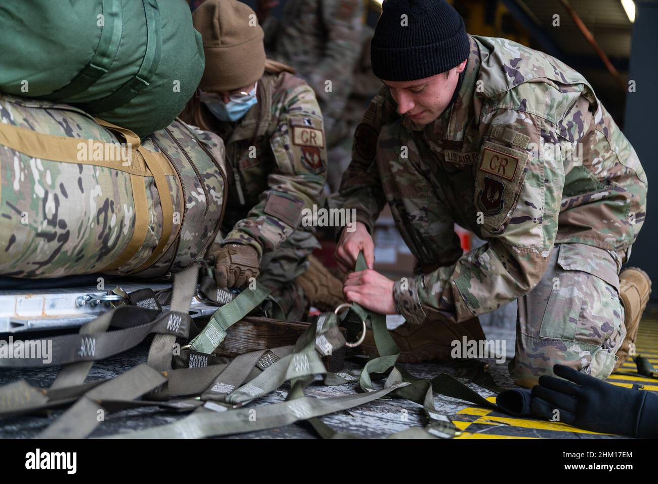 Ramstein Air base, Allemagne.06th févr. 2022.Airman senior de la Force aérienne des États-Unis novembre Alger, 435th Contingency Response Group Mobile Airport journeyman, Left, and Airman 1st Class Drew Merria, 435 CRG mobile Airport journeyman, fixer les bagages à une palette à la base aérienne de Ramstein, Allemagne, le 3 février 2022.Un petit élément de 435 membres du GCR se sont déployés en Pologne, à la demande de leur gouvernement, pour se préparer à aider les efforts humanitaires résultant d'une possible incursion russe en Ukraine.Photo par Airman 1st Class Edgar Grimaldo/USForce aérienne/UPI crédit: UPI/Alay Live News Banque D'Images