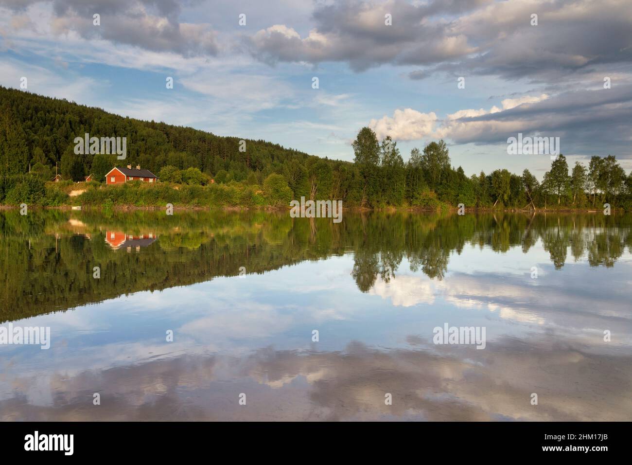 Belle soirée sur la rivière Klaralven près de Branas Banque D'Images