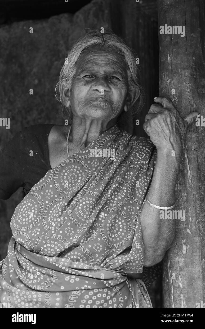 Un portrait d'une vieille femme chez elle dans un village rural.Javadhu Hills, Tamil Nadu.Inde. Banque D'Images