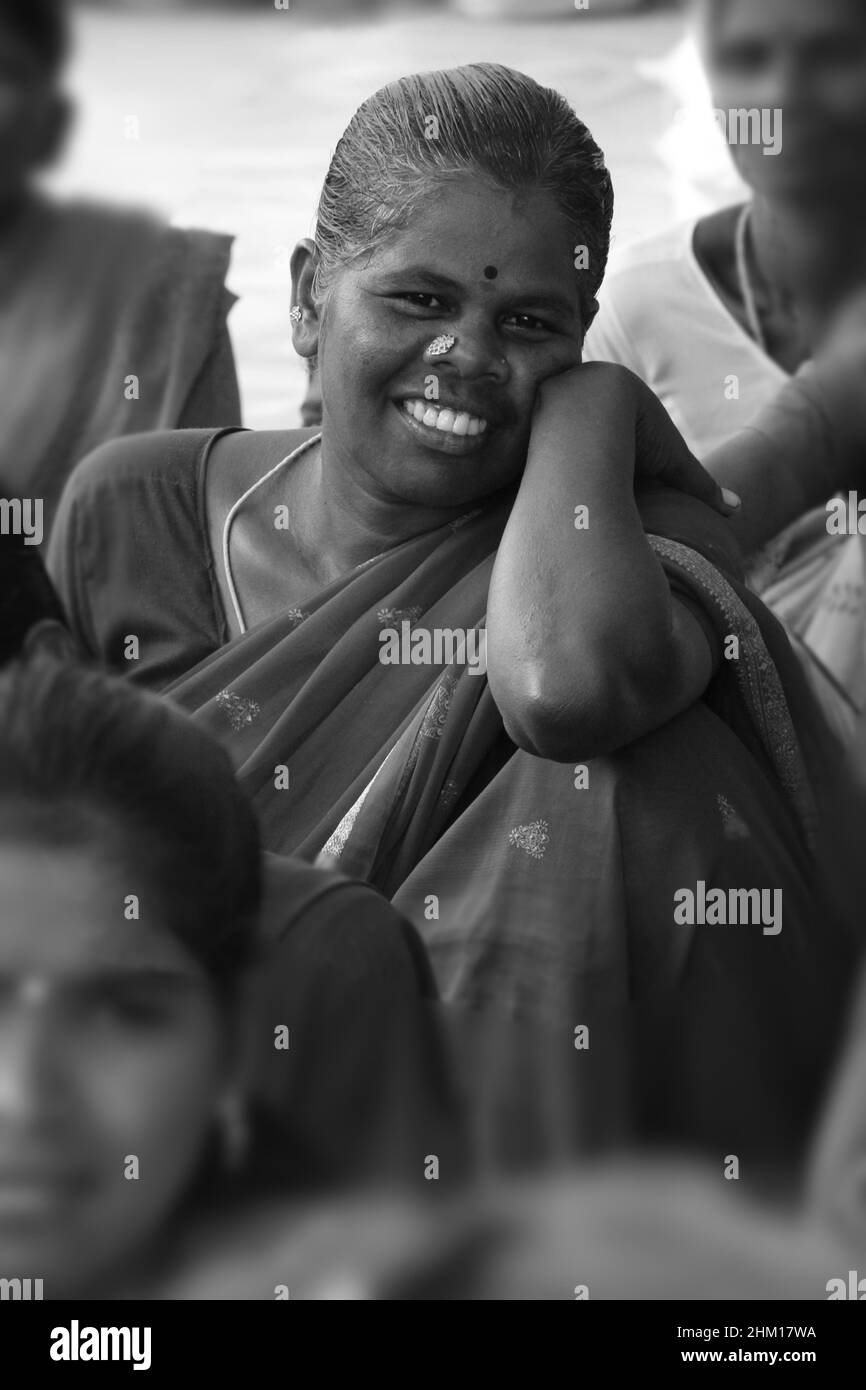 Un portrait d'une femme à une réunion de village rural.Javadhu Hills, Tamil Nadu.Inde. Banque D'Images