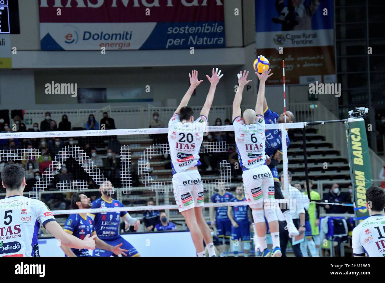 Trento, Italie.06th févr. 2022.Riccardo Sbertoli bloc (ITAS Trentino) pendant ITAS Trentino vs Leo Shoes Modène, Volleyball Italien Serie A Men SuperLeague Championship à Trento, Italie, février 06 2022 crédit: Independent photo Agency/Alay Live News Banque D'Images